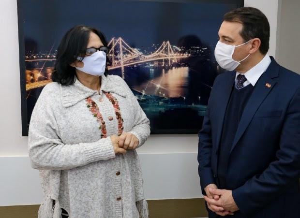 Em agenda no Estado, ministra Damares Alves é recepcionada por Moisés em Florianópolis