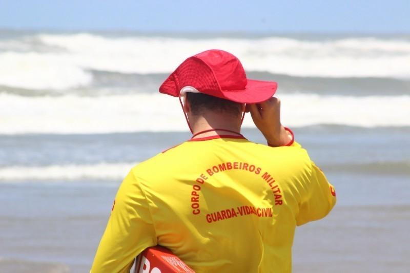 Banhista se afoga e desaparece na Barra do Torneiro; buscas prosseguem amanhã