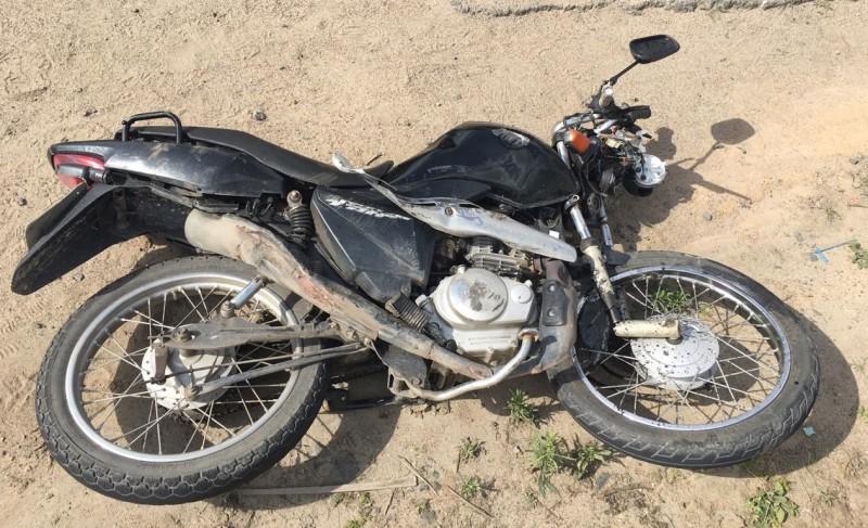 Colisão frontal deixa motociclista ferido