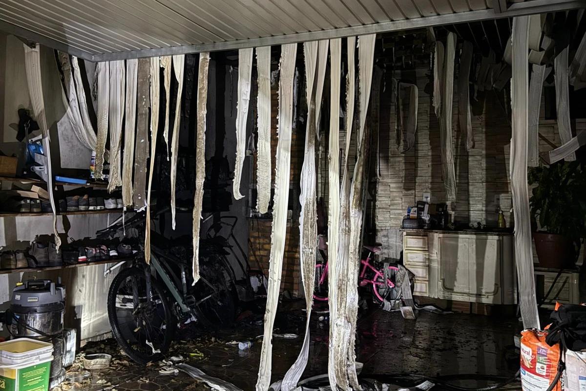 Criciúma: morador usa mangueira de jardim para controlar incêndio em garagem