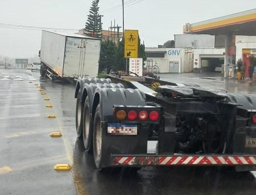 Carreta perde o eixo de semirreboque na SC-445 em Içara