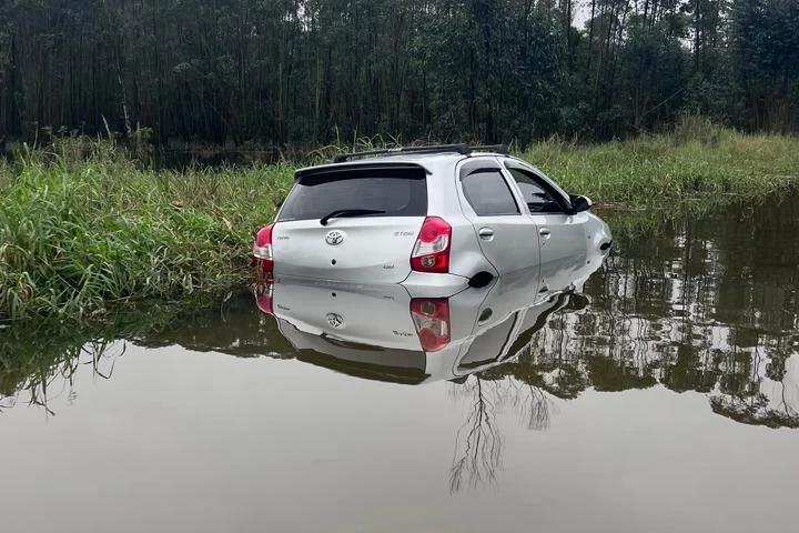 Motorista tenta atravessar área alagada e carro fica preso em Criciúma