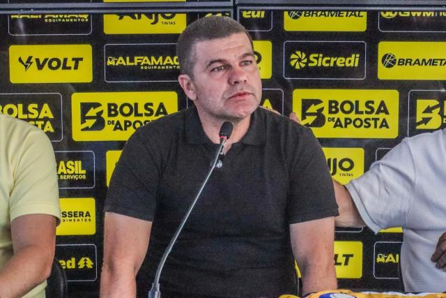 Vídeo: Louzer se emociona ao lembrar de técnico campeão pelo Tigre