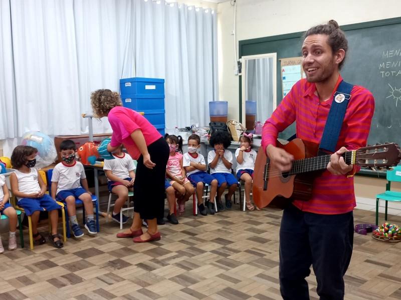 Projeto ‘Contação e Cantação de histórias’ passa pelos CEIM's de Criciúma