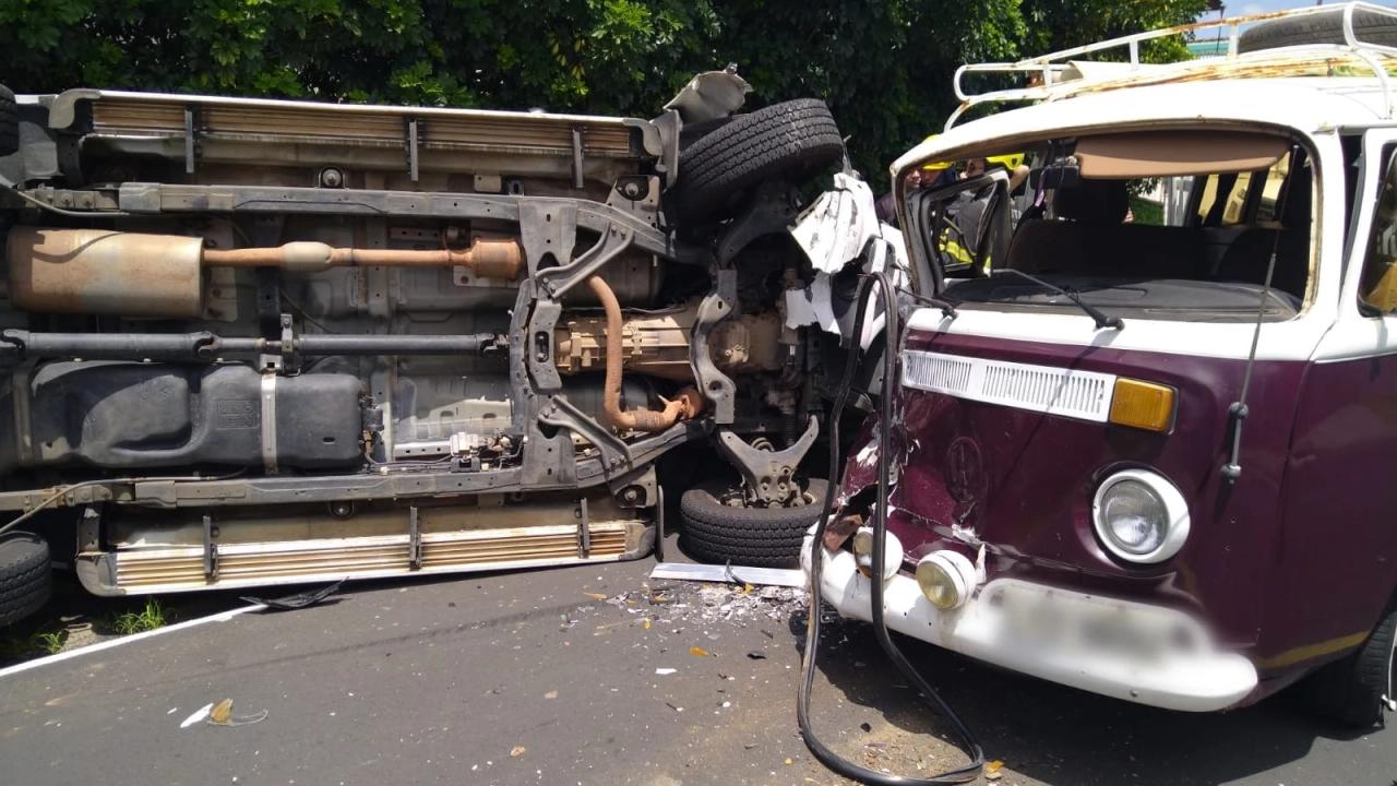 Três pessoas ficam feridas após colisão entre carro e kombi em Criciúma