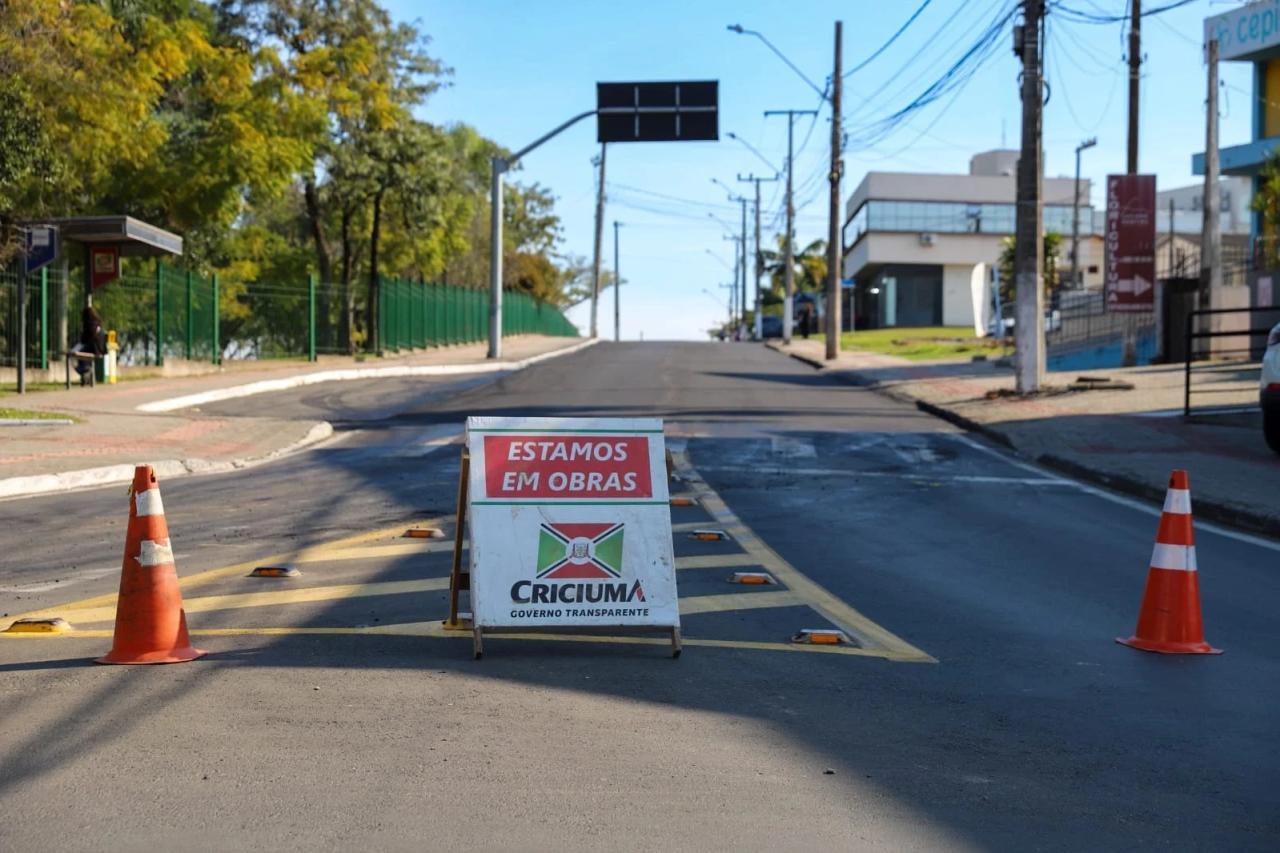 Criciúma: obras alteram trânsito e causam lentidão em rua do bairro Santa Bárbara