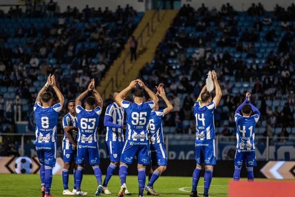 Avaí lança promoção para sócio levar três acompanhantes