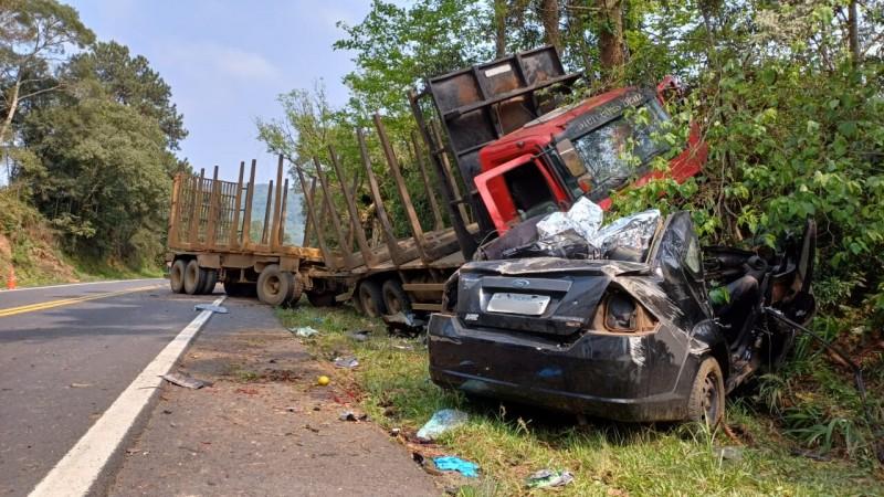 Santa Catarina: cinco pessoas morreram após colisão frontal entre carro e carreta na BR-280