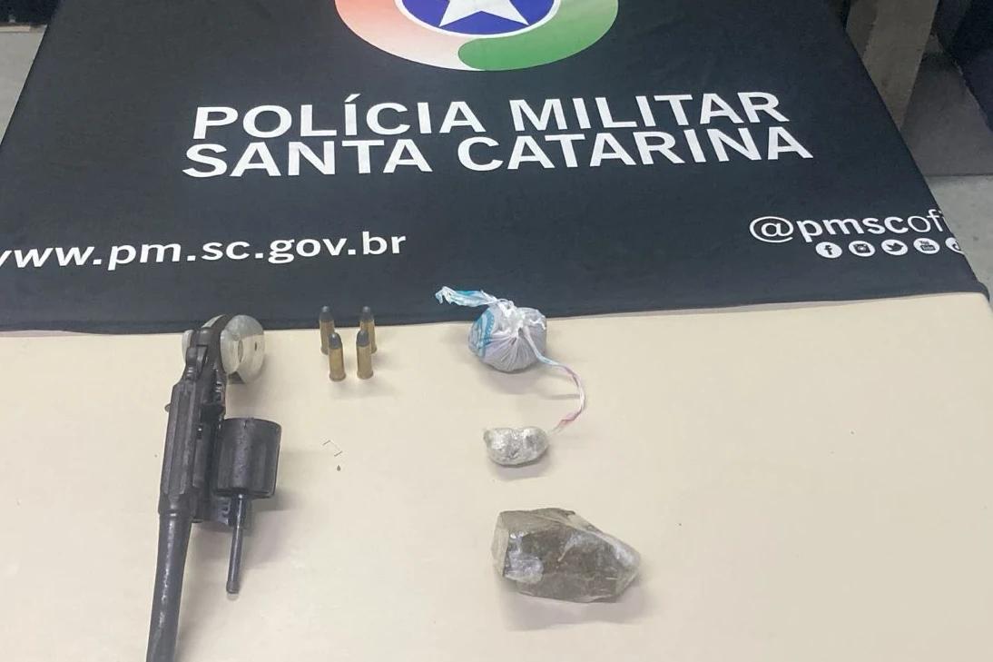 Trio é preso por tráfico de drogas e posse ilegal de arma em Criciúma