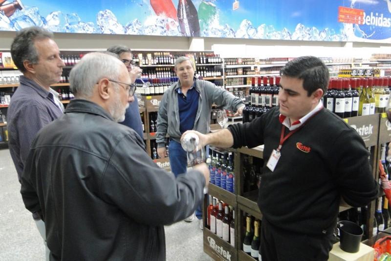 Bistek promove degustação de vinhos às cegas