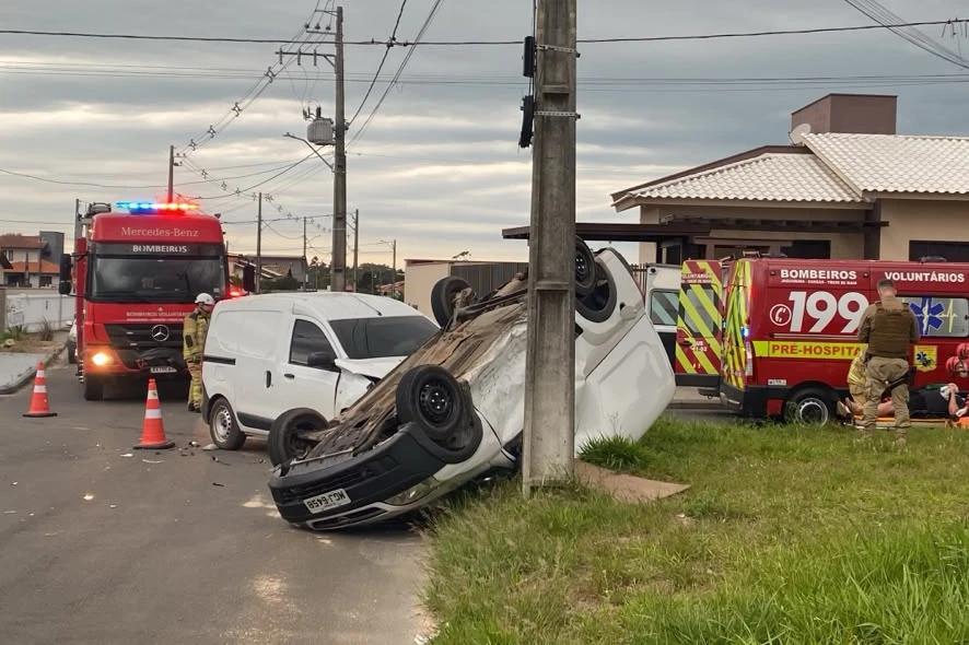 Fotos: colisão seguida de capotamento deixa duas pessoas feridas em Jaguaruna