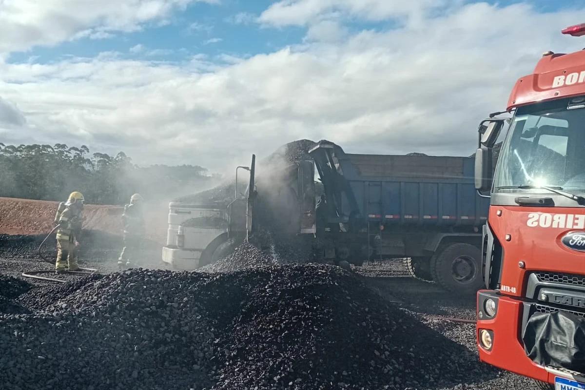 Bombeiros combatem incêndio em caminhão carregado com rejeito de carvão