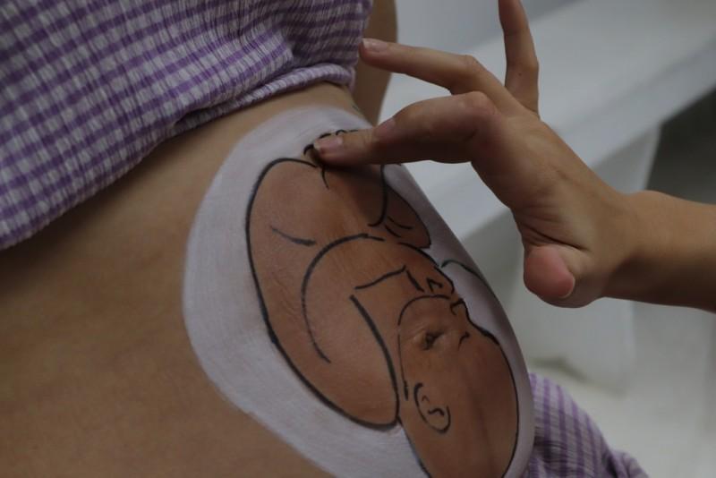 Unesc promove momento especial com pintura gestacional 