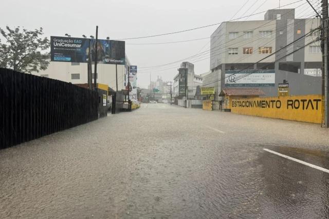 Rua próxima ao estádio Heriberto Hülse é tomada por água