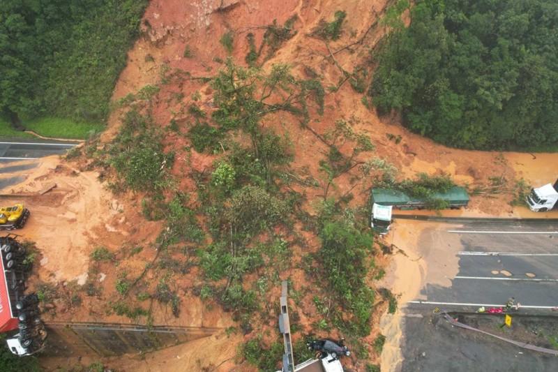 BR-376: estimativa é de 30 pessoas desaparecidas em deslizamento; duas mortes já foram confirmadas