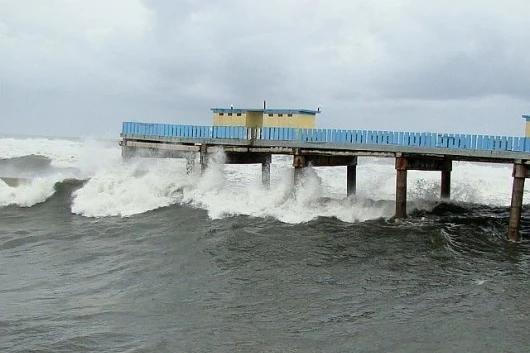 Passagem de frente fria deixa mar agitado no Sul de SC e com ondas de até dois metros