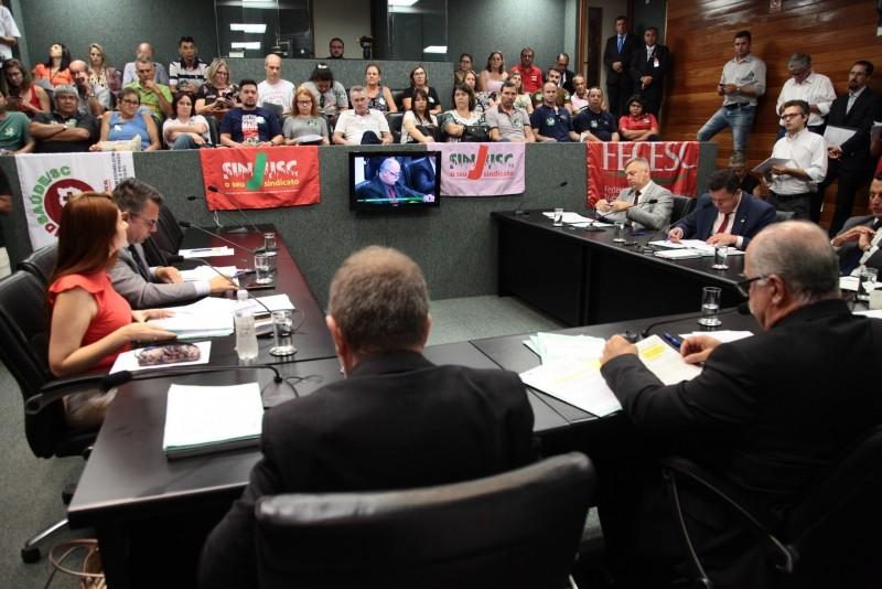 CCJ acata proposta de reajuste de 4,96% ao salário mínimo regional 