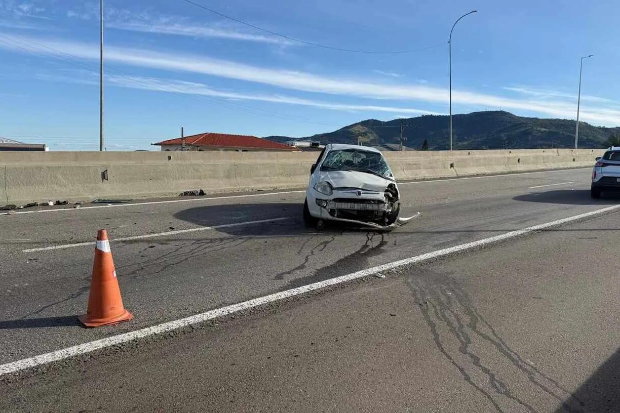 Carro capota na ponte Anita Garibaldi
