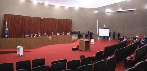 Eleitor deve deixar celular com mesário antes de votar