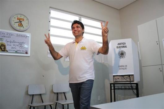 Acompanhado da família, Clésio Salvaro vota no segundo maior colégio eleitoral de Criciúma