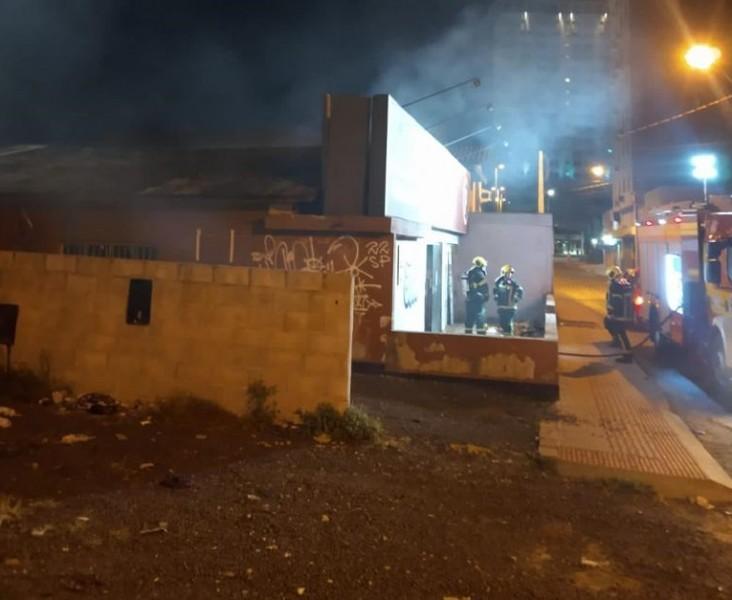 Princípio de incêndio atinge restaurante desativado nos fundos da rodoviária de Criciúma