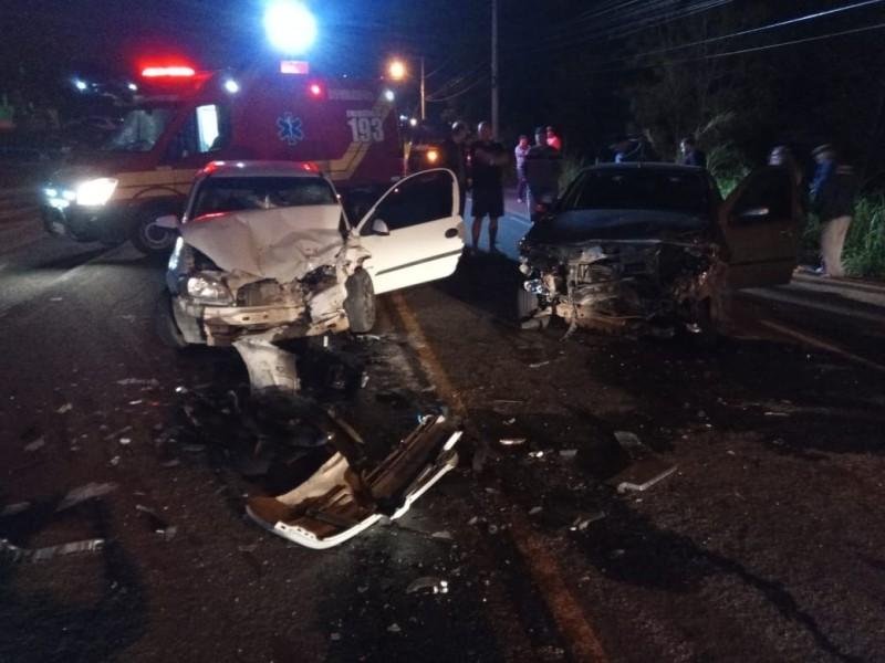 Oito pessoas ficam feridas em acidente entre três veículos na SC-370