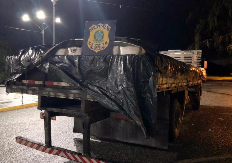 Caminhão carregado com camarão contrabandeado é interceptado na BR-101