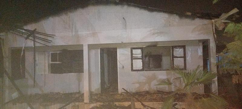 Idoso é hospitalizado após casa ser destruída por incêndio em Urussanga 