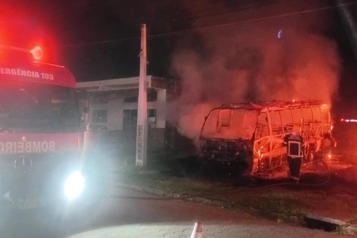 Micro-ônibus é consumido por incêndio em Laguna