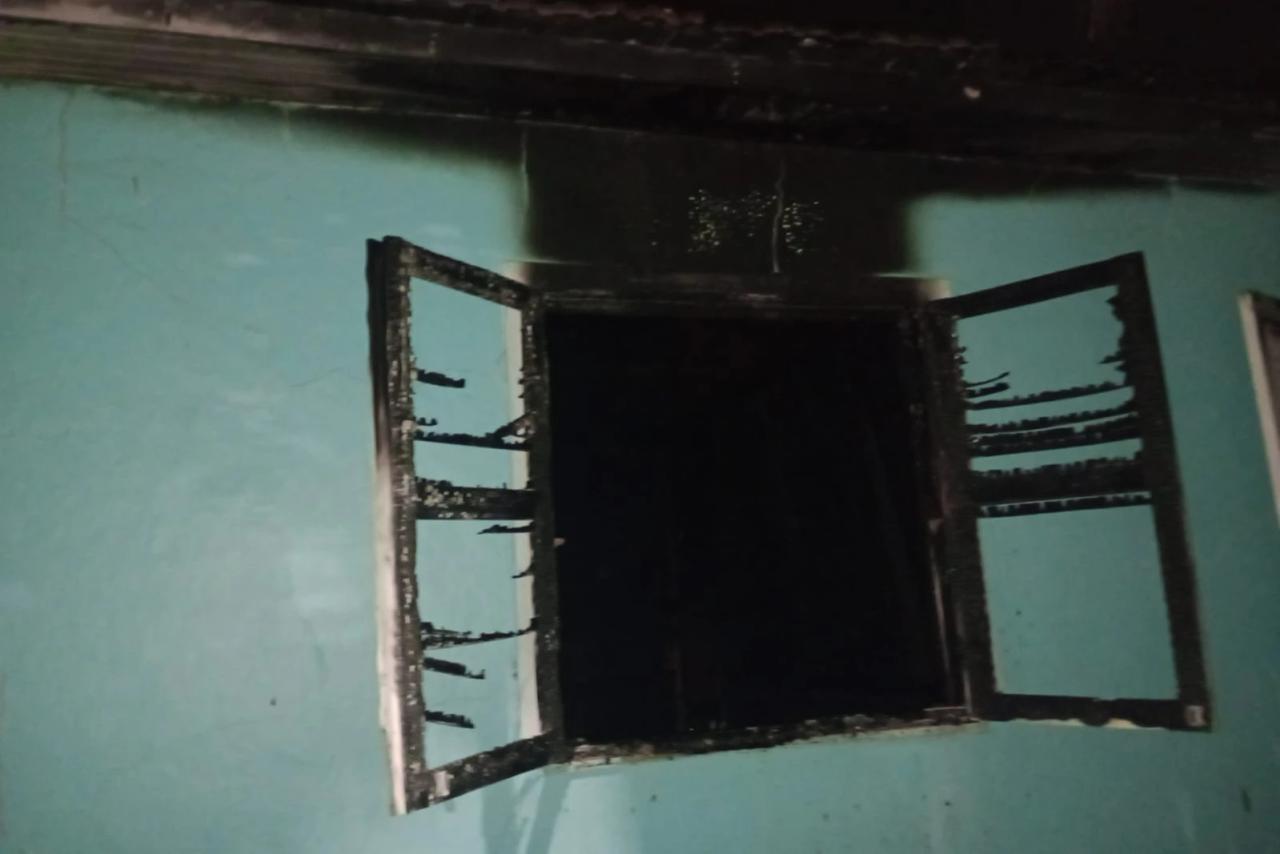 Incêndio destrói quarto de casal e consome móveis em residência