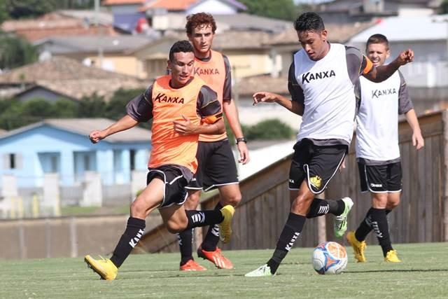 Em treino tático, Luizinho faz novos ajustes na formação do Tigre