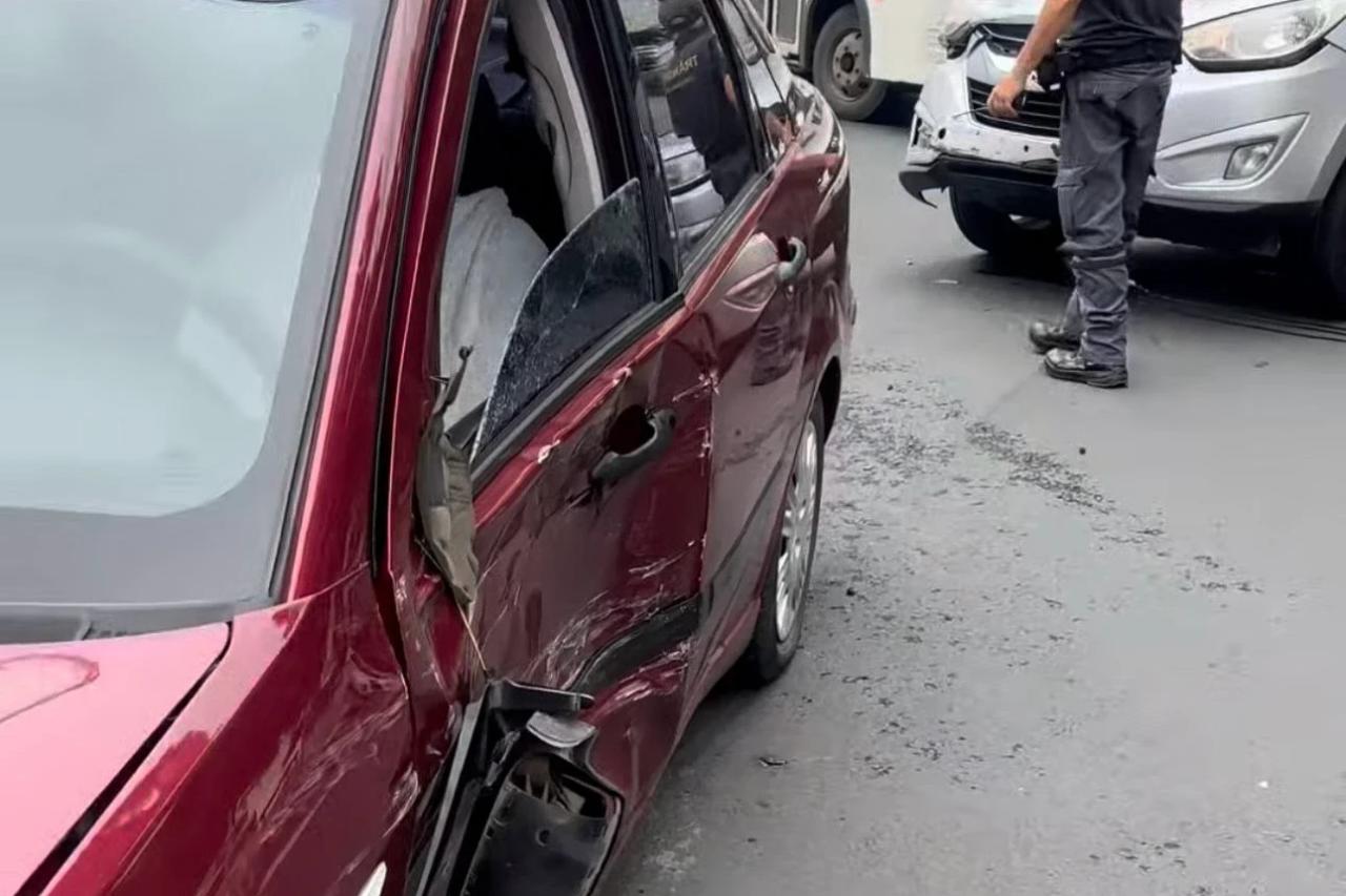 Carros colidem no Centro de Criciúma