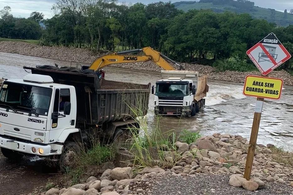 Motorista perde o controle e caminhão fica preso em rio