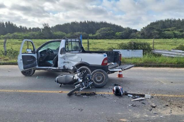 Motociclista fica gravemente ferido após colisão com caminhonete