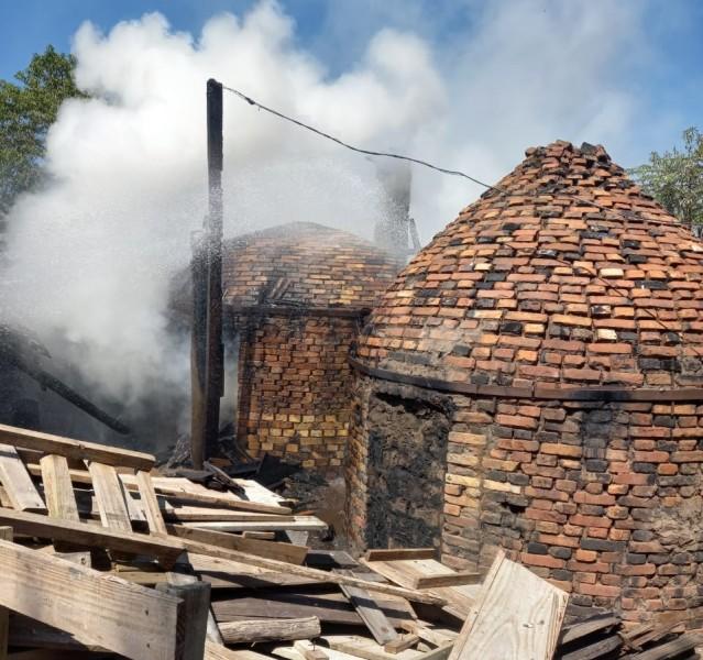 Sombrio: fogo se expande de forno e provoca incêndio em galpão