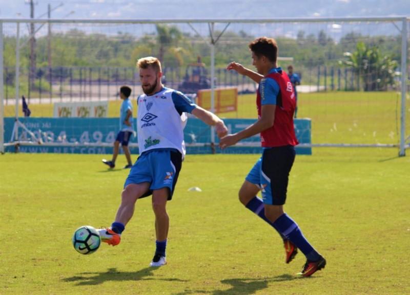 Zagueiro do Avaí rebate acusações de Paulo Baier: ‘não chamei o Próspera de timinho’ 