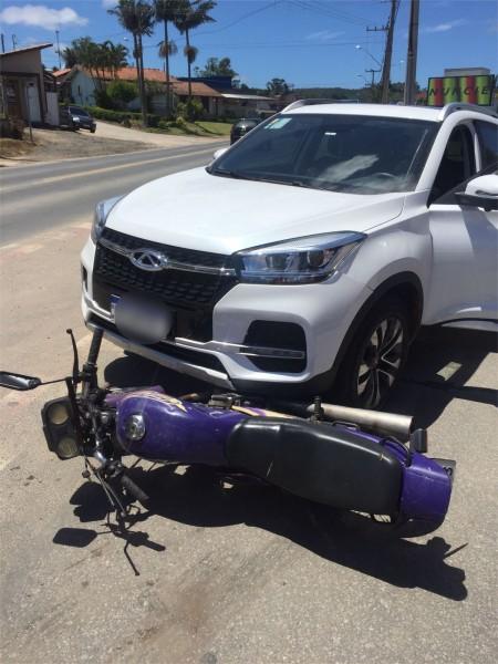 Carro e moto colidem em Jaguaruna