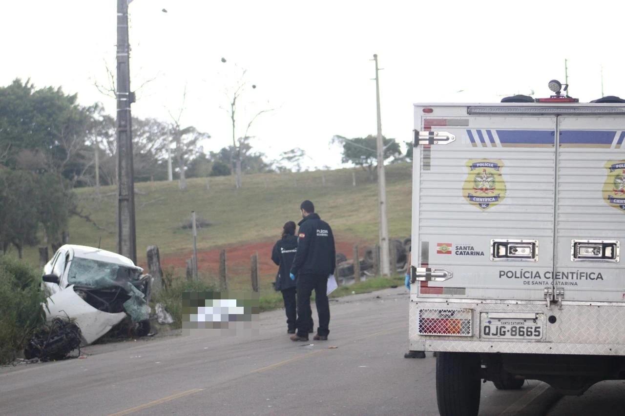 Colisão frontal entre carro e caminhão mata motorista em Criciúma