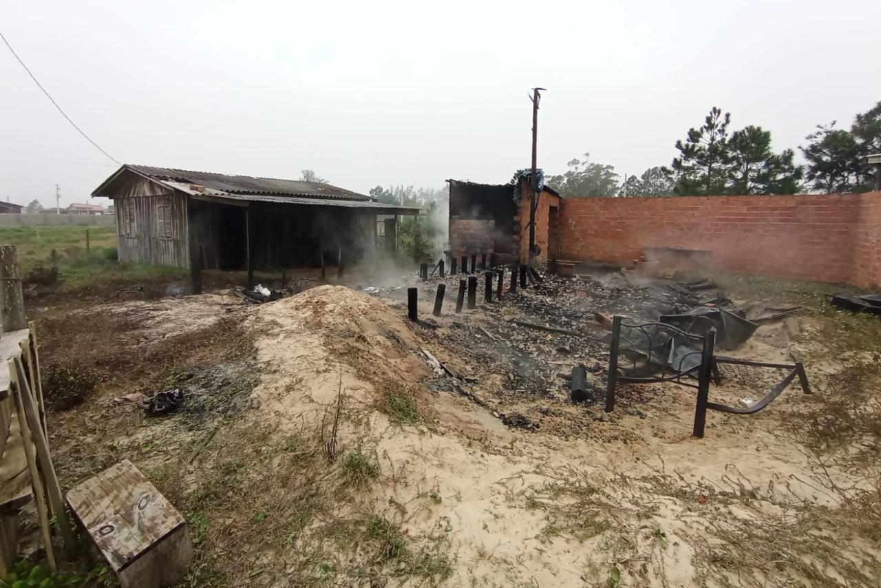 Bombeiros são acionados para combater incêndio em residência