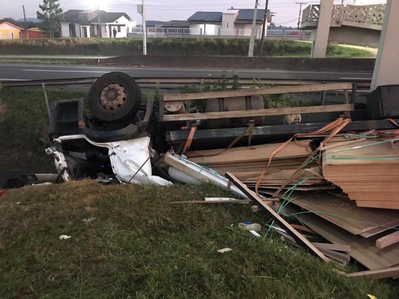Caminhoneiro fica preso às ferragens após caminhão capotar na BR-101 em Içara 
