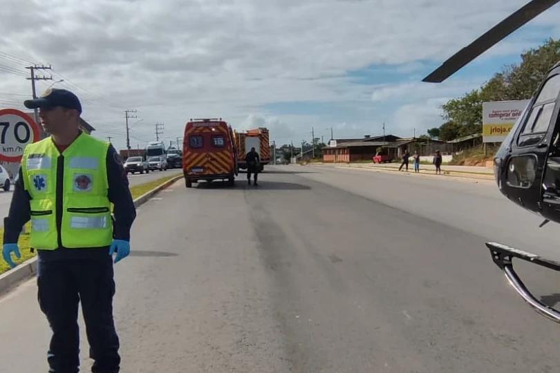 Vídeo: serviço aeromédico encaminha jovem ao hospital após colisão entre motocicleta e caminhão