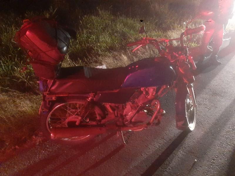 Condutor e caroneira sofrem queda de moto na BR-101