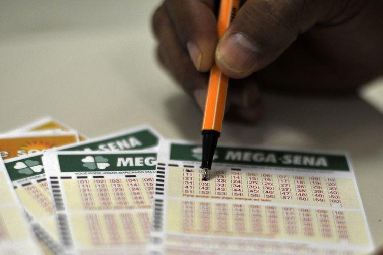 Mega-Sena acumula e promete pagar R$ 6 milhões no sábado