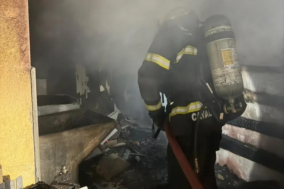 Bombeiros combatem incêndio em edificação residencial de Criciúma