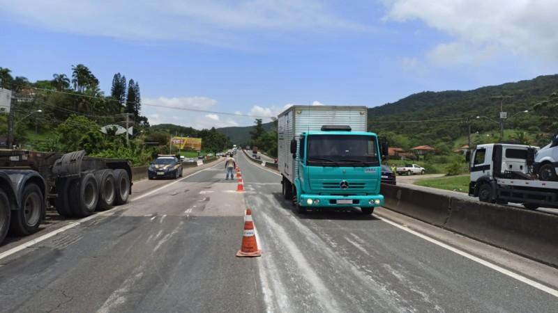 Biguaçu: trânsito no sentido Norte da BR-101 está em meia pista após derramamento de produto químico