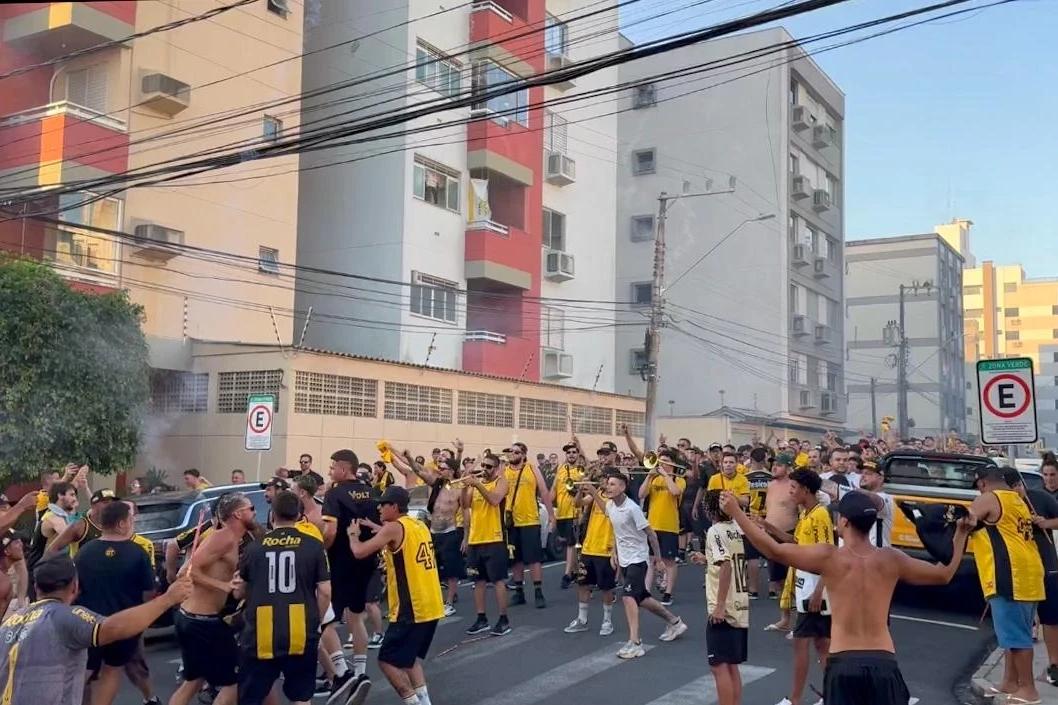 Em caminhada até o HH, torcida Os Tigres faz festa antes de Criciúma e JEC