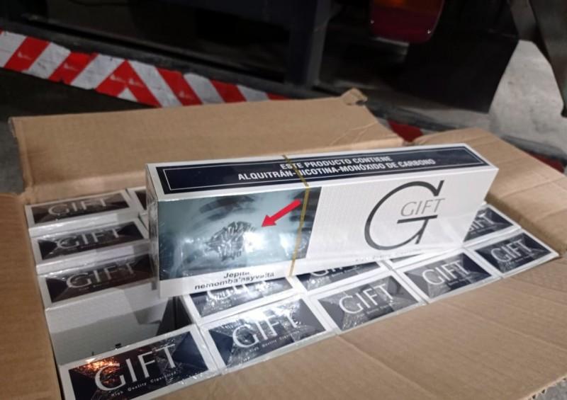 Cigarros paraguaios são localizados em carga de banana na BR-101 em Biguaçu