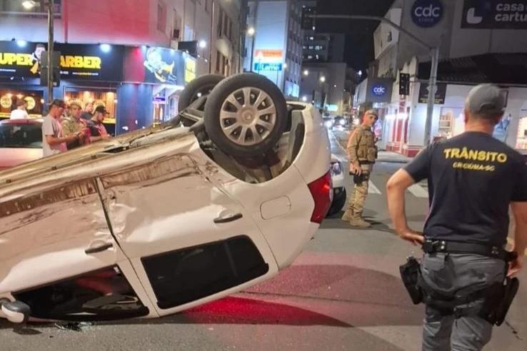 Carro avança preferencial e provoca capotamento em Criciúma
