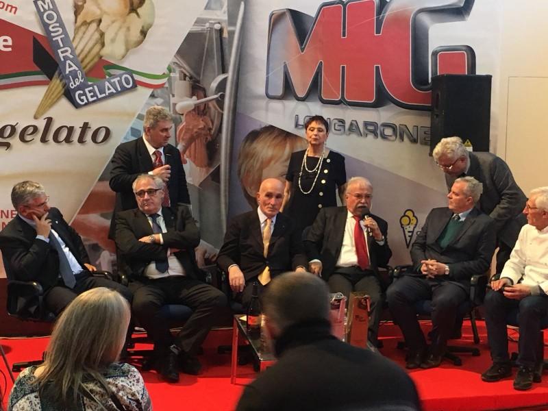 Prefeito licenciado assina carta de intenção para vinda de escola de gelato