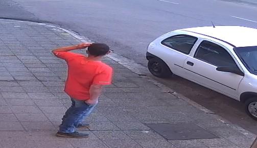 Vídeo: em um minuto, criminoso furta carro na rua Desembargador Pedro Silva 